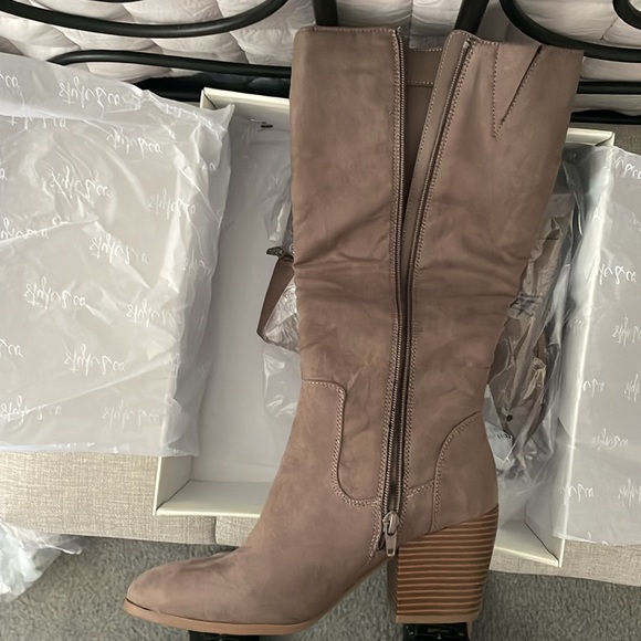Women’s Boots- Taupe, Size 7 - Picture 3 of 8